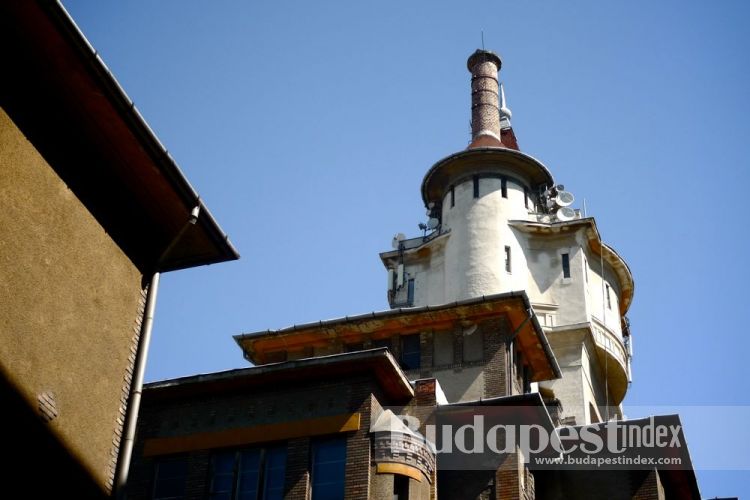 It was indeed an independent colony that had a nursery for 60 children, laundry, bathing facility, restaurant, bowling alley and even an ice factory that supplied the residents with ice bars to keep their food fresh. Its doctors' offices were equipped with X-ray and a quartz lamp which were a big rarity in those days. The estate also had its own water tower. MAVAG colony