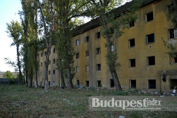 Three uniform houses built in the industrial area of Budapest in 1936-37 were part of governmental program of constructing temporary flats for homeless and poor. The Shambles