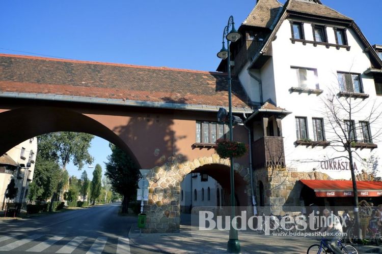 In its heart Wekerle has big, well-groomed park surrounded by cafes, shops and services. Here it feels like village life in the Middle Ages. Wekerle Estate