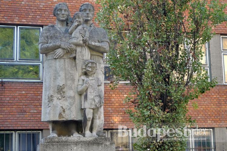 Naturally, the decorations were in the authoritarian regime style, so widespread back then. Pongrác úti lakótelep