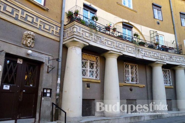 In 1927 a firm owned by the English-Hungarian Bank built a large 5-building estate in Óbuda. Estate in Obuda