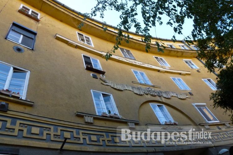 The houses were of very good quality, they had 460 apartments with 1 to 4 rooms and a lift in each stairwell which showed that they were meant rather for civil servants than workers. Estate in Obuda