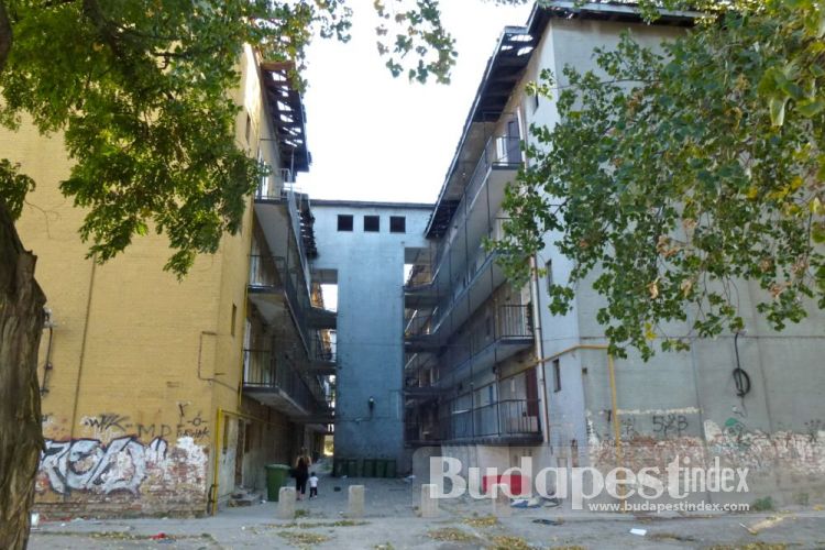 There were 376 flats in the three buildings connected by staircases. Each pair of flats shared one lavatory. It is estimated that in 1938 each apartment had 8-9 occupants, and the entire population of the estate could have been around 3600 people. It was ghetto. It changed the neighbourhood that consisted mainly of factory workers. The Shambles