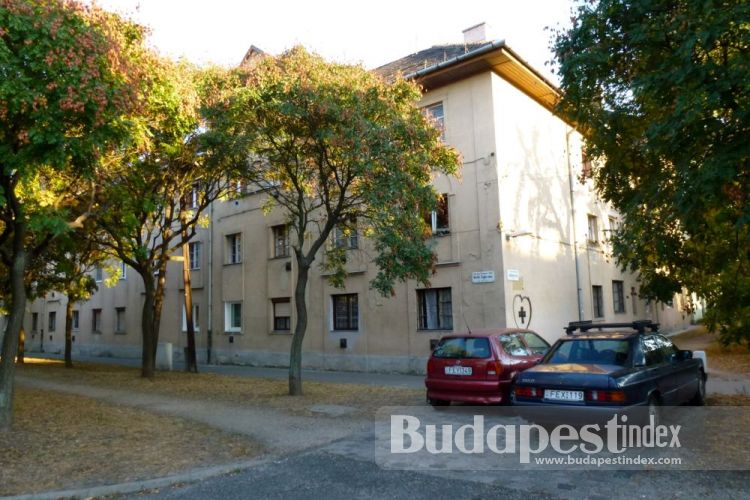 The clusters of quite dull houses in Stróbl Alajos utca were built in 1921-1924 as temporary lodgings for the refugees. They survived another war and many governments, they still stand. After WWI
