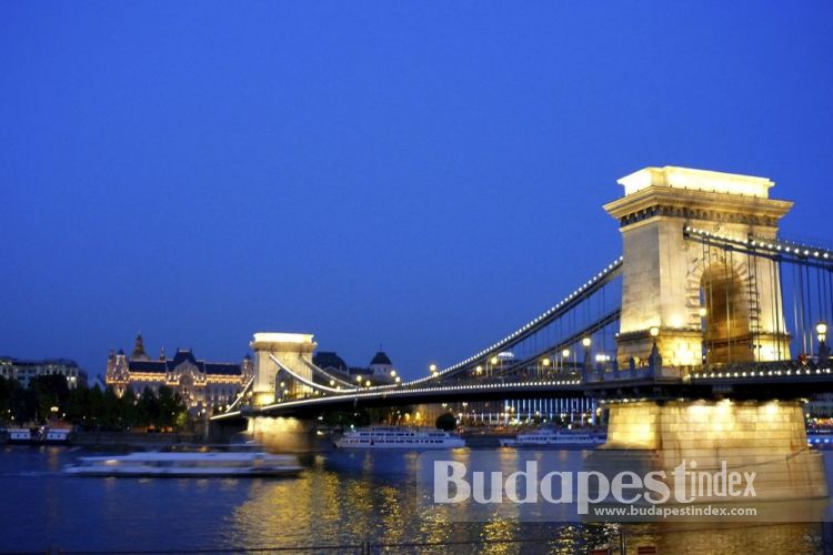 The night floodlighting was a popular attraction until 1939 when city ordered nightly blackouts. Danube Promenade