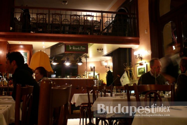 Many tourists choose it as their coffee stop or for a romantic dinner (sometimes with harp or other live music), but it is also a destination for a quick lunch of good quality and at almost reasonable price. Gerloczy