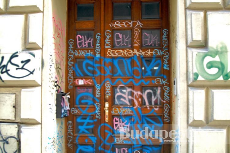 An example of hormonal teenagers' tag attack. Budapest Street Art