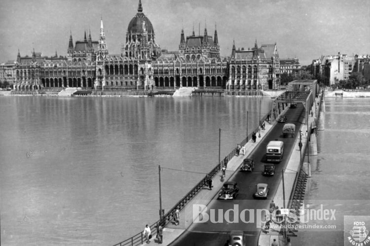 Kossuth Bridge from Batthyany square to Parliament
