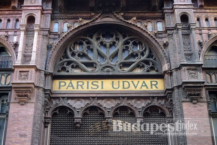 The name of the building Párisi udvar comes from the Paris Street next to the building.