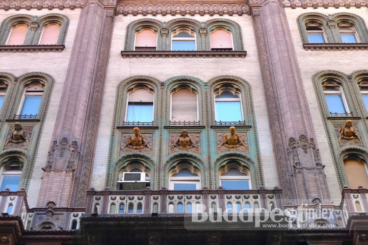 The building was commissioned by Central City Savings Bank which wanted to have a serious façade without excessive ornamentation.