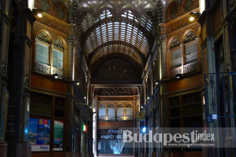 The dimly lit interior passageway with its impressive glass dome offers the atmosphere of Oriental bazaar. Except, you don’t find many (open) shops here, for some reason the arcade is not popular with shop owners these days.
