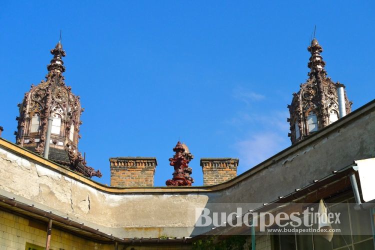 The roof covered with green and red majolica tiles looks like glittering cake icing. The majolica tiles and glazed bricks are also used in façade.