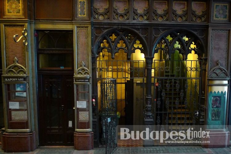 The tender was won by German-born architect Henrik Schmahl who also designed numerous buildings and villas in Budapest, including <a href="http://www.urania-nf.hu/az_epulet.php#" target="new">Uránia Cinema</a>.