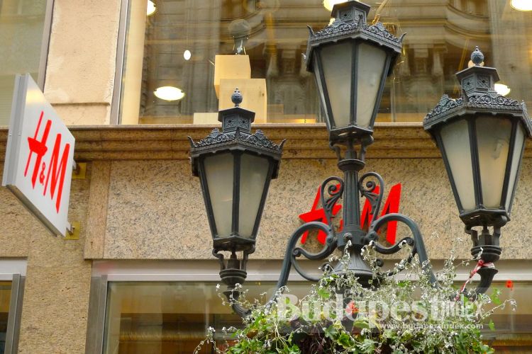 Here you will find a selection of clothing, shoe and cosmetic brands, as well as usual fast-foods. Budapest Shopping