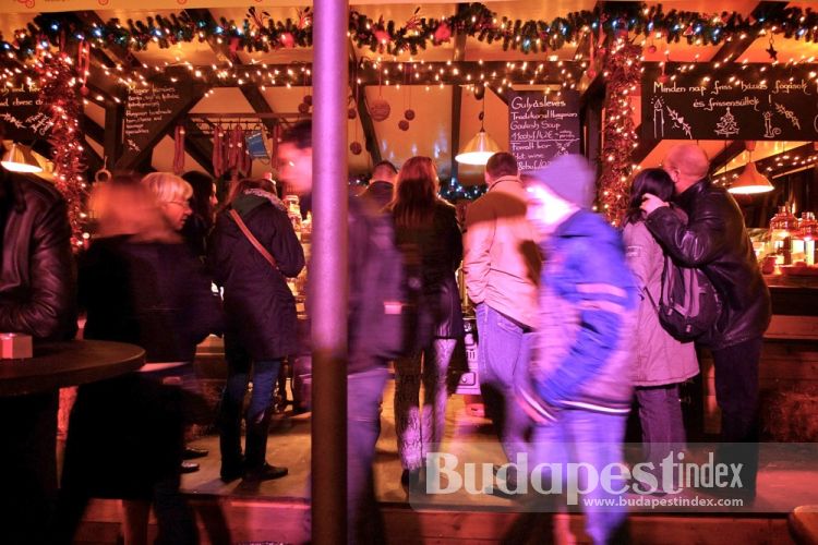 This season, the nearby Fashion Street also has stalls to have a snack and browse through gifts. Christmas in Budapest
