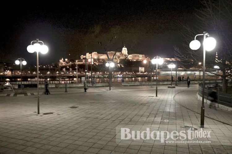 In 1928 the city authorities tried for the first time floodlighting the Fishermen’s Bastion and Saint Gellert Monument on the Buda side in the night time. Danube Promenade