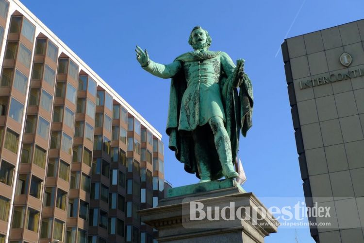 The limits of the Danube Promenade has been marked with monuments at each end that are still present today. The one by the <a href="http://www.budapestindex.com/blog/editors/180109/chain-bridge">Chain Bridge</a> is the statue of Baron József Eötvös, Hungarian writer and statesman. Danube Promenade
