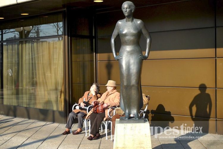 Danube Wind (1937), the female figure leaning against the wind, was originally placed in the opening between two buildings where passersby could feel the breeze from the Danube. After WWII it was replaced with a replica and moved from its original spot. Danube Promenade