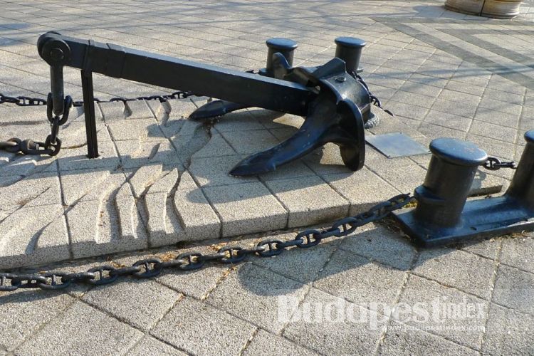 Seamen's Monument (1993) to the memory of Hungarian sailors. Danube Promenade
