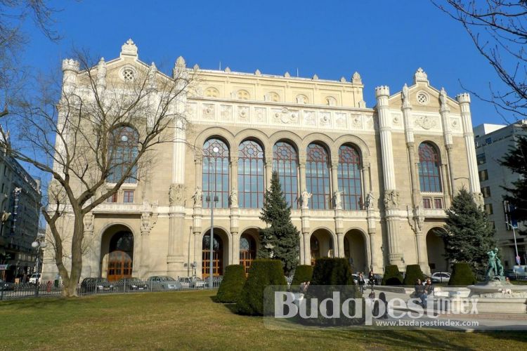 Vigadó Concert Hall built in 1865 is the most interesting architectural complex in the Danube Promenade. Many musical celebrities, including Ferenc Liszt, Johannes Brahms and Gustav Mahler performed here. Danube Promenade