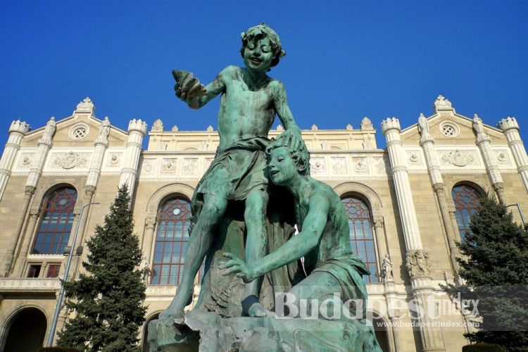 The other monuments that remain on the Danube Promenade after many changes include the Fountain of the Little Gopher Hunters in front of Vigadó (1896). Danube Promenade
