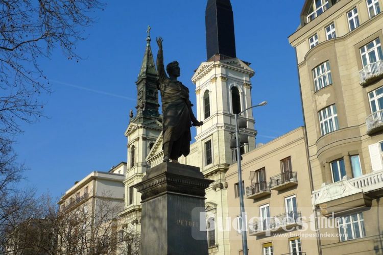 The other by the Erzsébet Bridge is a statue of Hungarian poet Sándor Petőfi. It was built in 1882 “with funds donated by the whole nation”. Danube Promenade