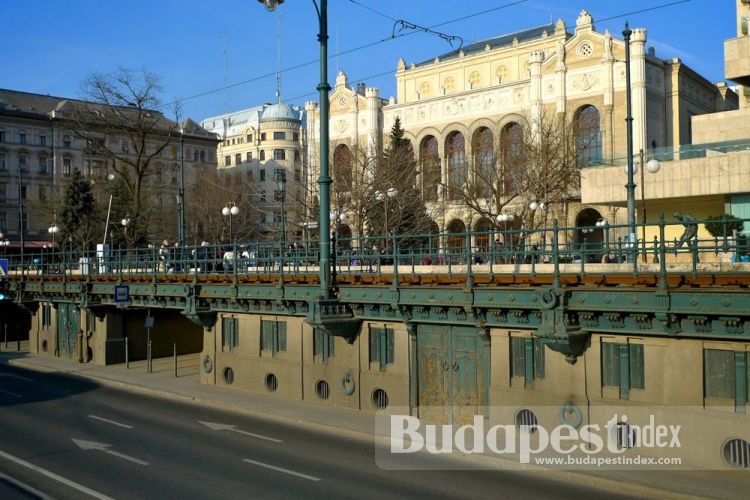 The lower embankment with storage facilities below the tram lines was built following the disastrous flood of 1838. It was badly damaged during WWII, but restored to protect the city from the Danube waters. Danube Promenade