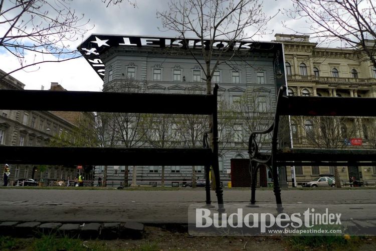 From this bench on Andrássy út you can see the grim past of Budapest, former headquarters of secret police and museum of totalitarian regimes today. House of Terror, Budapest