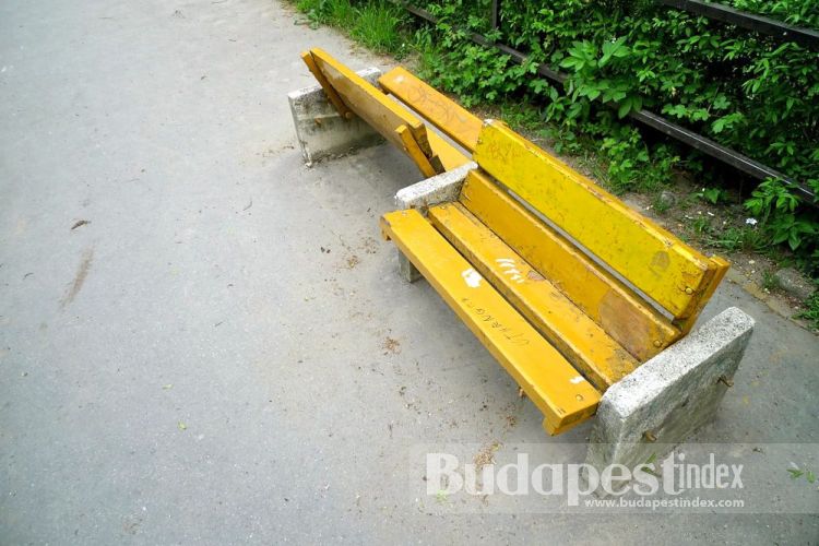 Practicality of design. This bench at the foot of Gellert hill can go one way... Gellert Hill, Budapest