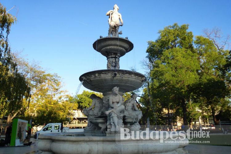 This neo-renaissance fountain built in 1880 originally stood on Kálvin tér, and in 1978 was moved to then Engels, and now Erzsébet Square.
