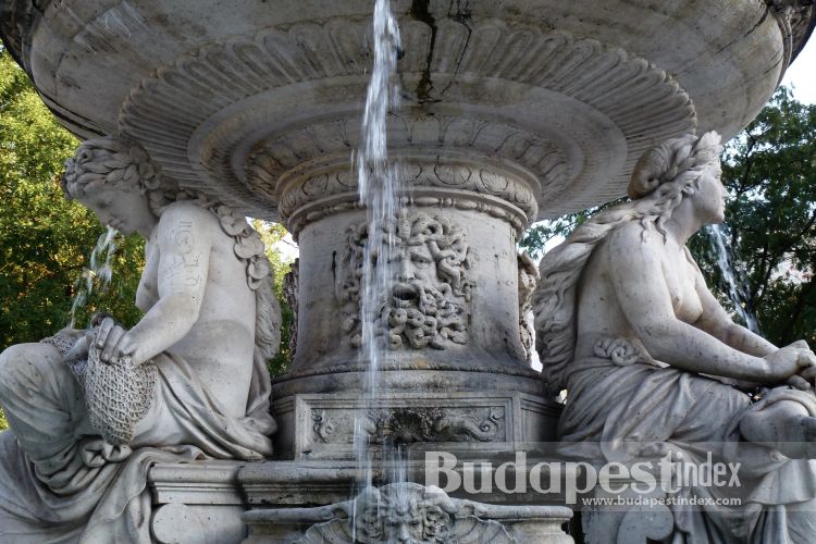It symbolizes three rivers of Hungary represented by female figures: Tisza, Drava and Sava (the latter now flows through Slovenia and Croatia). The male figure facing the Danube, is the main river iself.