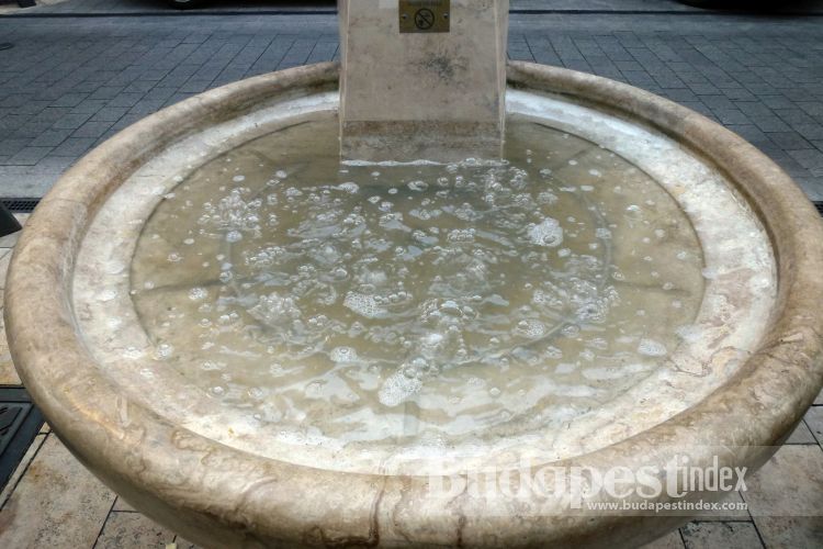 This modern bubbly fountain on Október 6. utca has very distinctive sound of boiling soup.