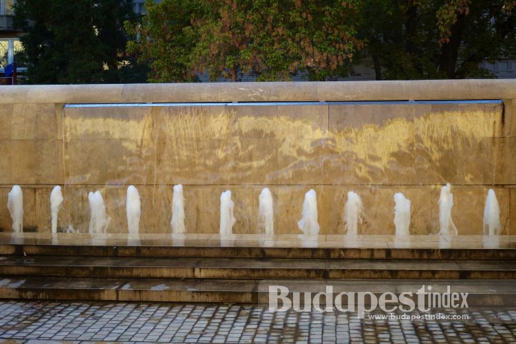 Another modern addition to Budapest fountain scene. (Október 6. utca)
