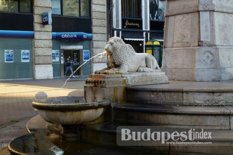 Vörösmarty tér lion-decorated fountain was built in 1984 on the spot of the well famous for its water in the early 19th century.