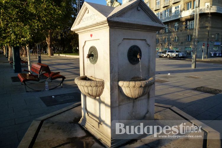 Petőfi fountain (by Wild László, 1983) standing next to the monument of the main Hungarian poet has drinking water.