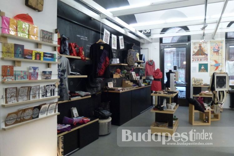 Printa (VII. Rumbach Sebestyén u. 10; Mon-Fri 11-19, Sat-Sun 12-18). Located in the Jewish Quarter across the old synagogue, Printa is a cafe with best coffee (from 1 Euro) in the area, if not in town. Printa