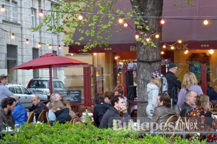 Gerlóczy (V. Gerlóczy u 1). Reminding both of Viennese coffee house and Parisian pavement cafe, Gerlóczy is a regular in any travel guide - because of its atmosphere, location and cuisine. Gerloczy