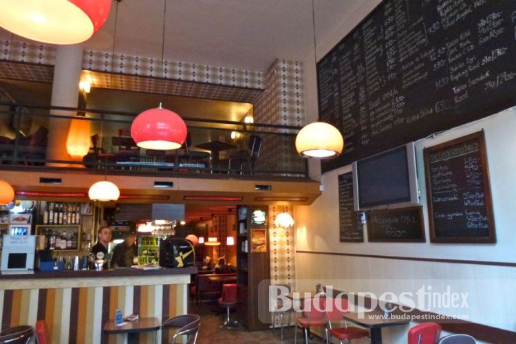 Back in the days the waitresses used to have starched lace on their heads, today things are more prosaic, though coffee is good, light is warm and dimmed, and atmosphere seems to be authentic. Ibolya