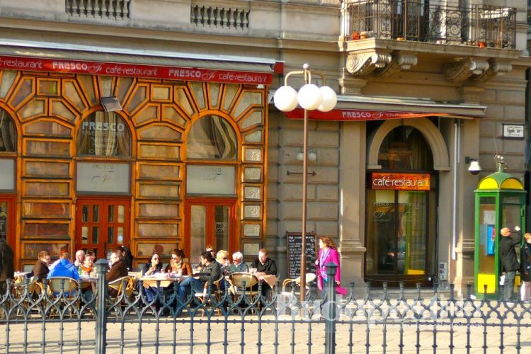 The Danube Promenade was badly damaged in WWII and at some point was even given to the car traffic. It started to come back to life only in the late 50s with new cafes opening in its restored buildings. Danube Promenade