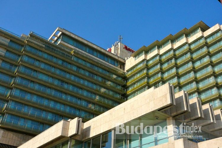 In 1969 the new five-star Hotel Duna Inter-Continental (today Marriott) was opened. It was the only five-star in the city for many years, and many celebrities stayed here, including Elizabeth Taylor who celebrated here her 40th birthday in 1972. Danube Promenade
