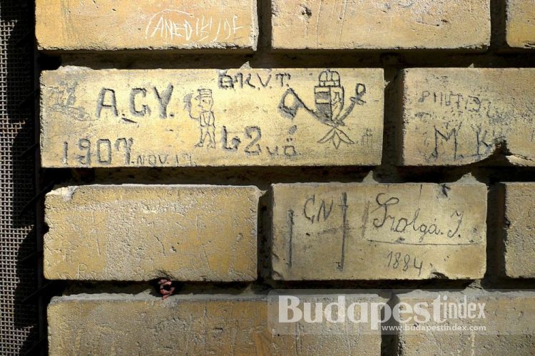 This one is the oldest of all. The wall of ELTE University on the Muzeum krt is covered with "art" from as early as 1884. It remained untouched even after the major renovations. Some anthropologists believe that this coat of arms of Budapest Public Transport Company was left by the bored switchman who was servicing the nearby tram lines. Budapest Street Art