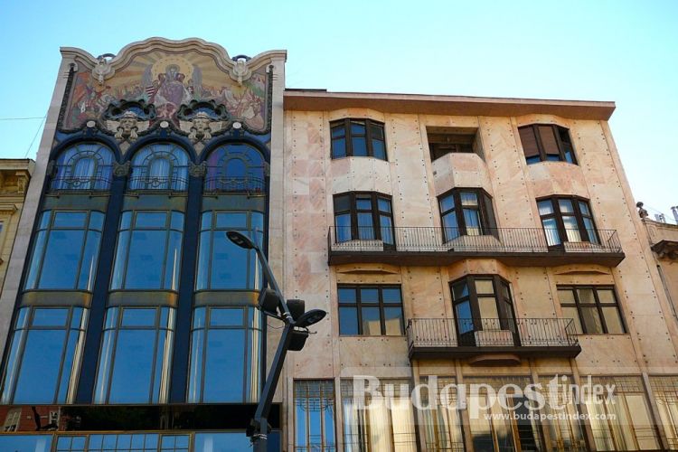 Turkish Bank at Szervita tér 3 is a classic example of Art Nouveau style. The customer ordered that this five-floor bank building should dominate the surrounding buildings, but do so without any balconies or protruding details.