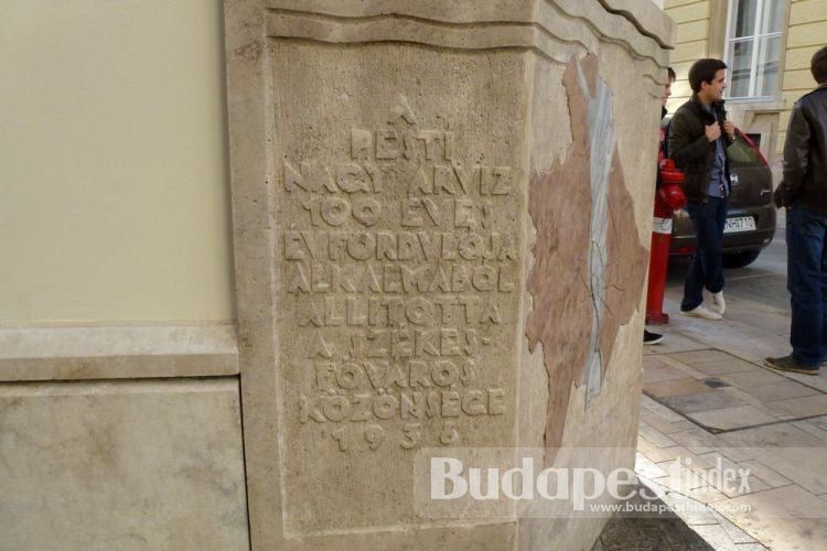 The plaque was installed 100 years after the flood, in 1938.