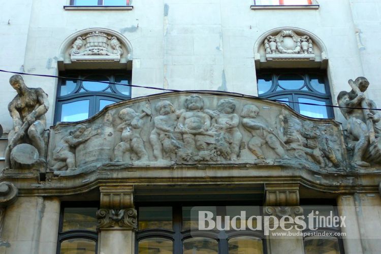 Quite often the façade was to represent the specialization of the company, owner of the building. So is the case with former Timber Bank at Nádor utca 21. The sculptural decoration on its façade depicts lumberjacks.