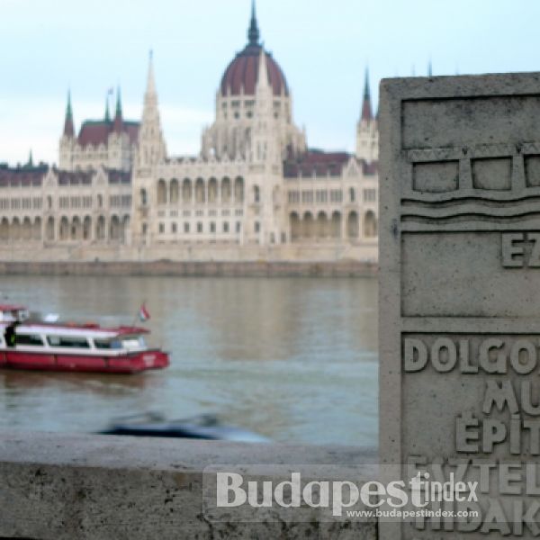 Memorial plaque on the Buda side (Batthyany square)